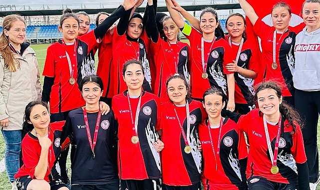 Gedizli kızlar futbolda il birincisi oldu