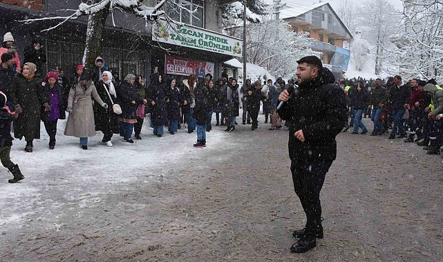 Geleneksel olan festivalde 1 ton hamsi pişti, 7'den 70'e yüzler güldü