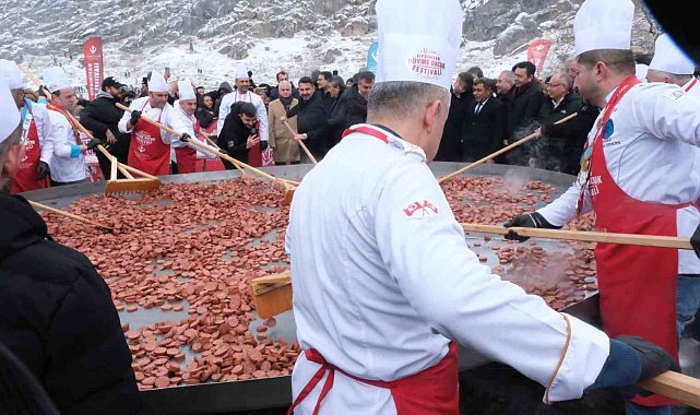 Geleneksel Sivrihisar Dövme Sucuk Festivaline binlerce vatandaş akın etti
