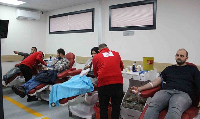 Gençlerden kan bağışı