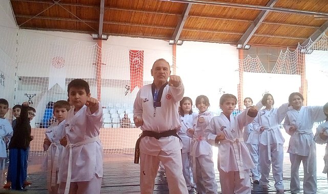 Gençlere taş çıkartan 64 yaşındaki taekwondocu çocuklar için kolları sıvadı