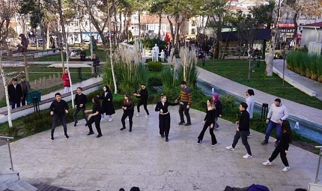 Gençlerin tiyatro gösterisi büyük beğeni topladı