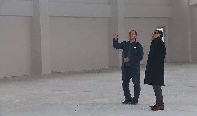 Gençlik ve Spor İl Müdürü Kabakcı, Sarıoğlan Spor Salonu'nda incelemeler bulundu