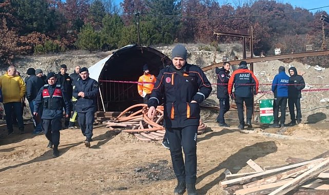 Göçükte toprak altında kalan işçi kurtarılmaya çalışılıyor