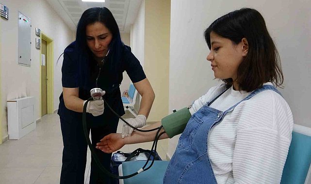 Gündüz hastaları ile ilgilenip akşamları ise roman yazıyor