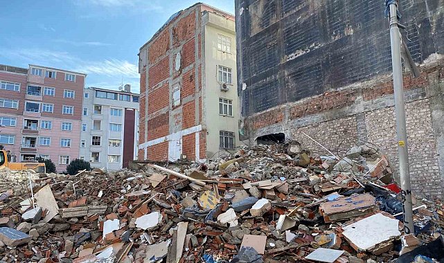 Güngören'de yıkım esnasında 2 bina hasar gördü