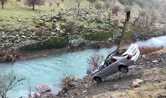 Habur Çayı'na düşen otomobil vinç yardımıyla çıkartıldı