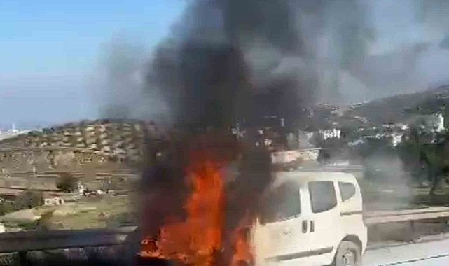 Hafif ticari araç alev alev yandı: O anlar kamerada