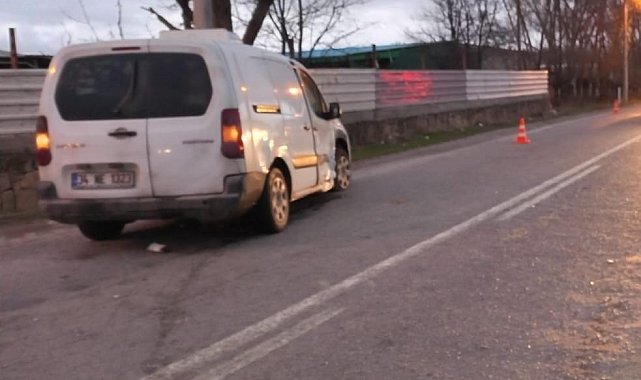 Hafif ticari araçla otomobil çarpıştı, 2 kişi yaralandı