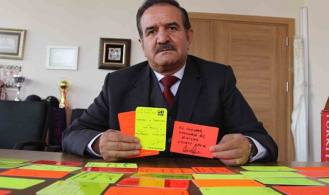 Hakemlerin kartlarından koleksiyon yaptı