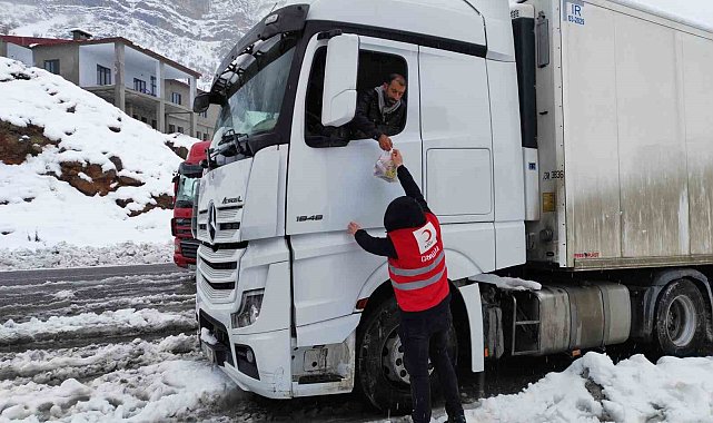 Hakkari yolda kalanlara kumanya dağıtıldı