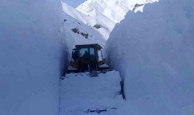 Hakkari'de 7 metreyi bulan karda yol açma çalışması