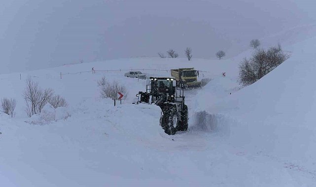 Hakkari'de karla mücadele çalışması aralıksız sürüyor