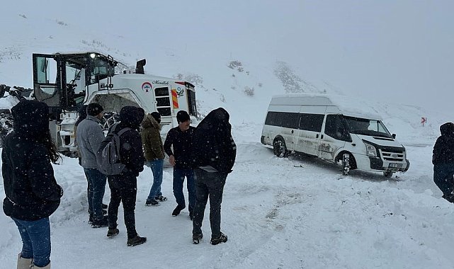 Hakkari'de karla mücadele çalışması devam ediyor