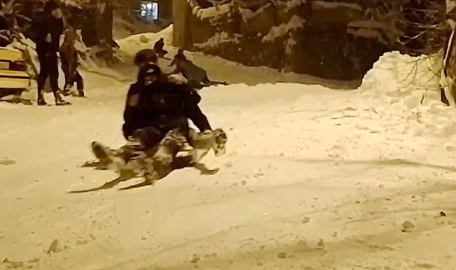 Hakkarili çocukların gece kızak keyfi