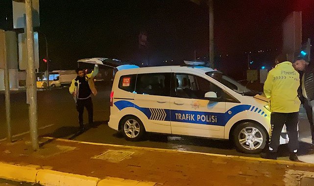 Halk otobüsü ile çarpışan otomobilin sürücüsü yaralandı