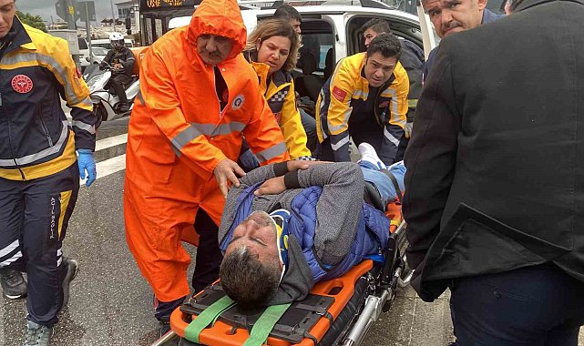 Halk otobüsüyle hafif ticari araç çarpıştı, sıkışan sürücüyü ekipler çıkardı