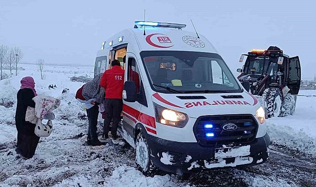 Hasta almaya giderken kara saplanan ambulansı karla mücadele ekipleri kurtardı