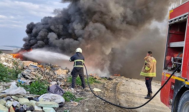 Hatay'da çöp yangınını itfaiye ekipleri söndürdü