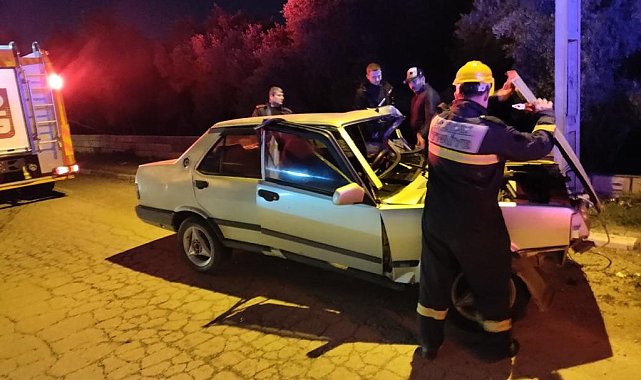 Hatay'da elektrik direğine çarpan TOFAŞ hurdaya döndü