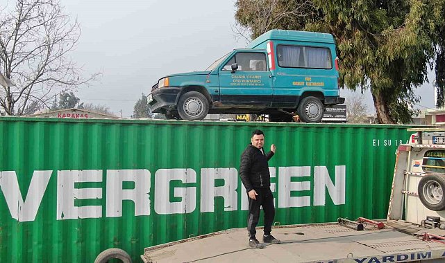 Hatay'da ilginç görüntü: Konteyner üzerindeki aracı gören bir daha bakıyor
