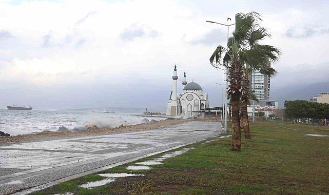 Hatay'da lodos ve sağanak yağış hayatı olumsuz etkiledi