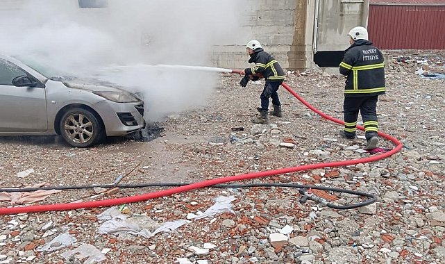 Hatay'da park halindeki otomobilde yangın çıktı