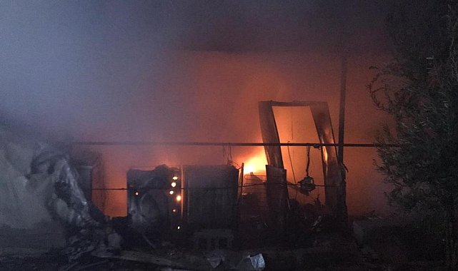 Hatay'da yanan konteyner kullanılmaz hale geldi