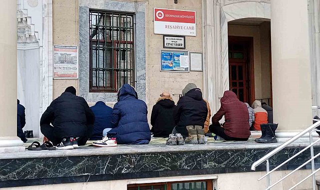 Hava sıcaklığının eksi değerlere düşmesi ibadete engel olmadı