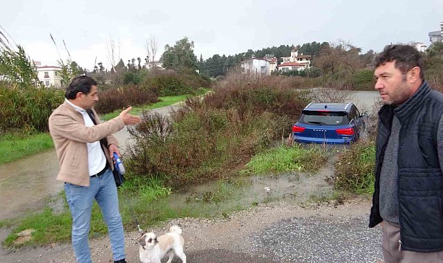 Havlayan köpeği dikkatini dağıtınca şarampole uçarak suya daldı