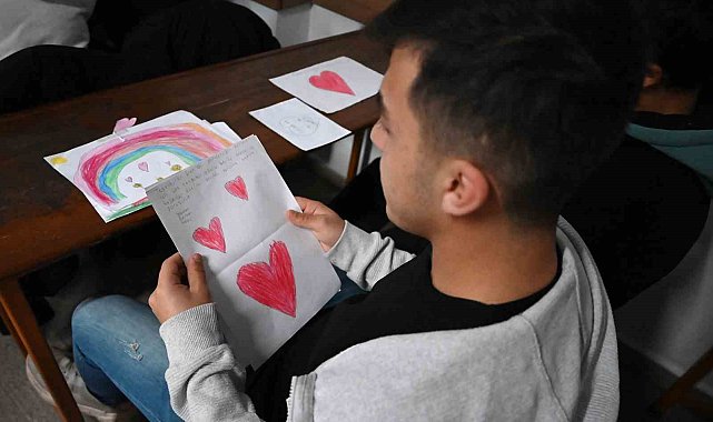 Hediye gönderen ağabey ve ablalarına minik kalemlerden duygu dolu mektuplar