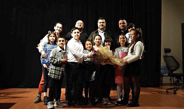 Hem çocuklar hem yetişkinler tiyatro ile eğlendi