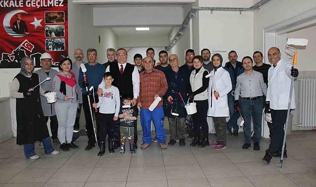 Hem üretiyorlar hem boyuyorlar