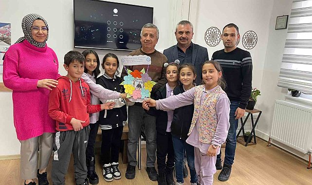 Hisarcık Atatürk İlkokulu öğrencilerinin İHA muhabirine "Gazeteciler Günü" sürprizi