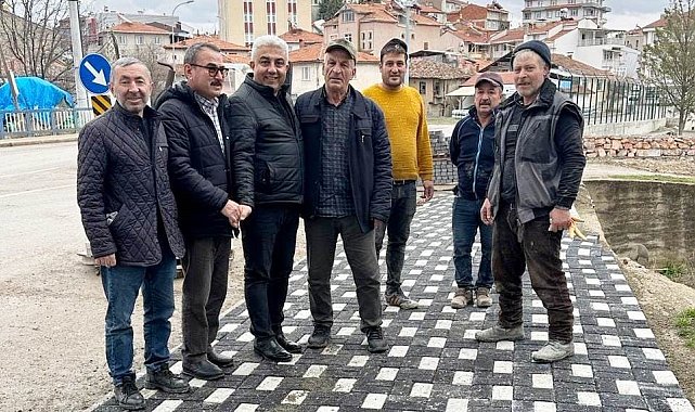 Hisarcık'ta kaldırımlara döşenen siyah beyaz dekoratif parke taşları görsel güzellik sunuyor