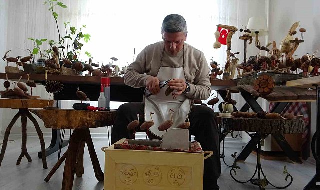 Hobi olarak başladığı ahşap oymacılığında sanat eserleri üretiyor