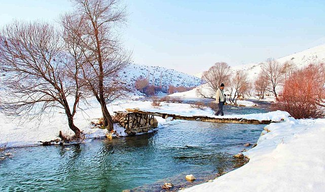 Hurman Çayı karla birleşince kartpostallık görüntü oluşturdu