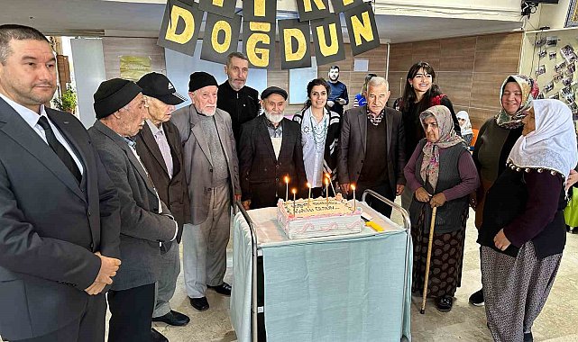 Huzurevi sakinlerine sürpriz doğum günü