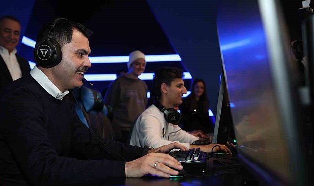 İBB Başkan adayı Murat Kurum, gençlerle play station oynadı