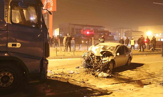 Iğdır'da otomobil ile tır kafa kafaya çarpıştı: 3 yaralı