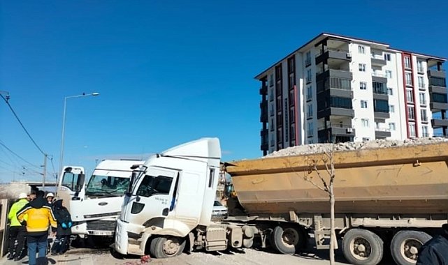 İki kamyon kafa kafaya çarpıştı: 1 yaralı