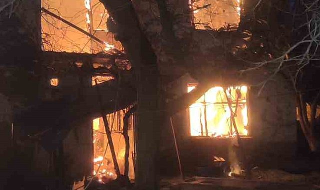 İki katlı ahşap ev alev alev yandı