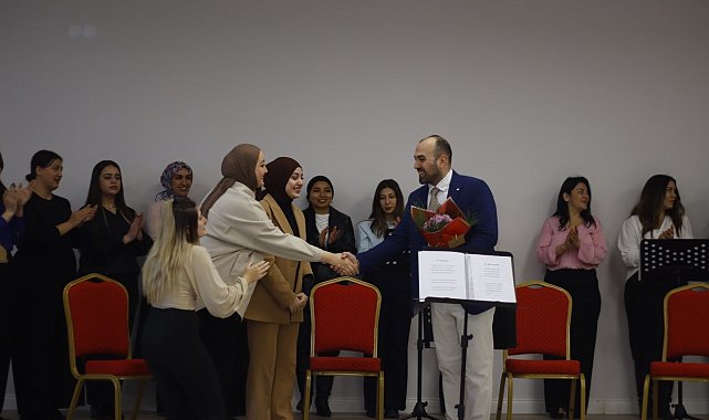 İletişim Fakültesi öğrencileri, huzurevi sakinlerine minyatür çalışması öğretti