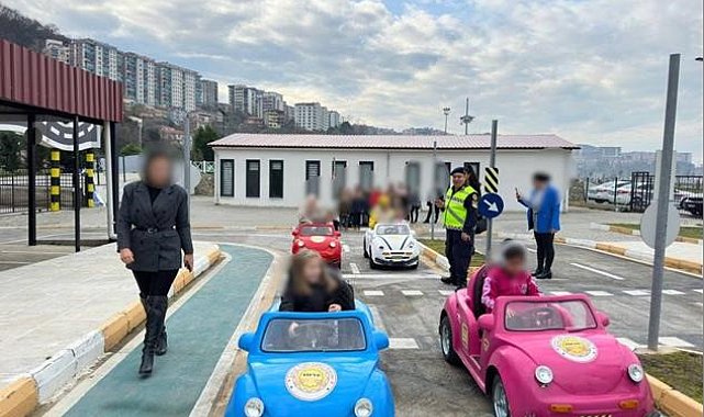 İlkokul öğrencilerine trafik kurallarını uygulamalı eğitimle anlattılar