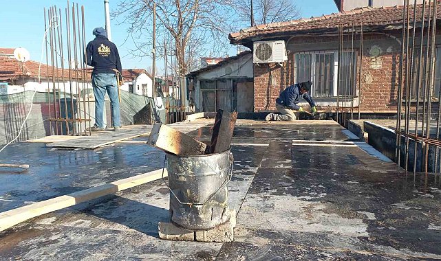 İnşaat işçilerinin dondurucu soğukla zorlu mücadelesi