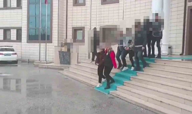 İşletmeye gelenlerin izinsiz bilgilerini kopyalayanlar yakalandı