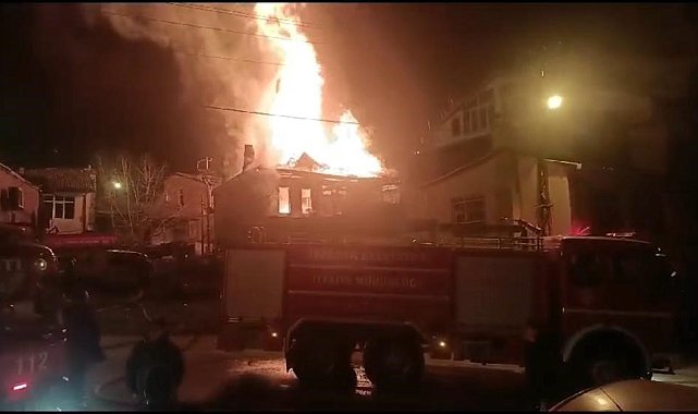 Isparta'da ev yangını: Alevler geceyi aydınlattı