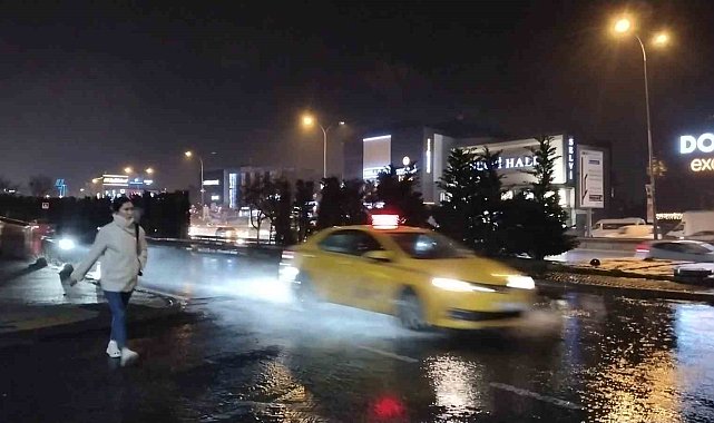 İstanbul Anadolu Yakası'nda sağanak yağış etkili oluyor