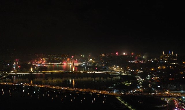 İstanbul Boğazı ve Haliç'te yeni yıl havai fişeklerle kutlandı