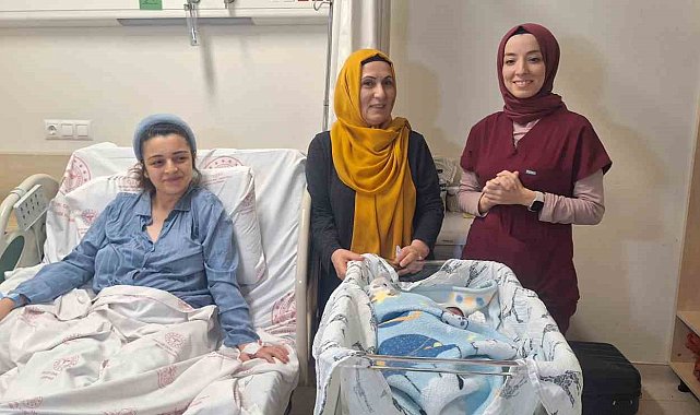 İstanbul Valisi Davut Gül yılın ilk bebeği Kaan'ı ziyaret etti